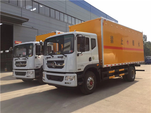 東風(fēng)牌D9型易燃?xì)怏w廂式運(yùn)輸車