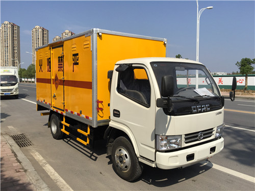 東風(fēng)D6多利卡4噸炸藥雷管運(yùn)輸車