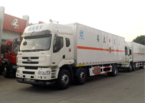 東風(fēng)柳汽13.8噸易燃液體廂式運輸車