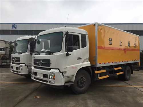 東風(fēng)牌天錦6.8米易燃液體廂式運輸車