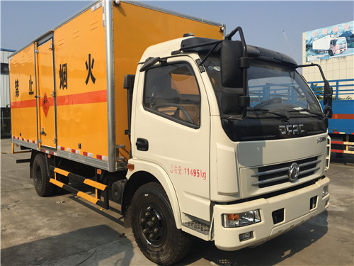 東風(fēng)多利卡D7易燃液體廂式運輸車