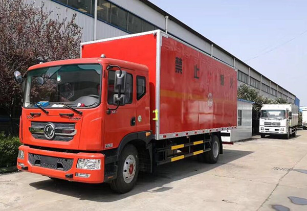 東風(fēng)D9系列10噸易燃液體廂式運輸車