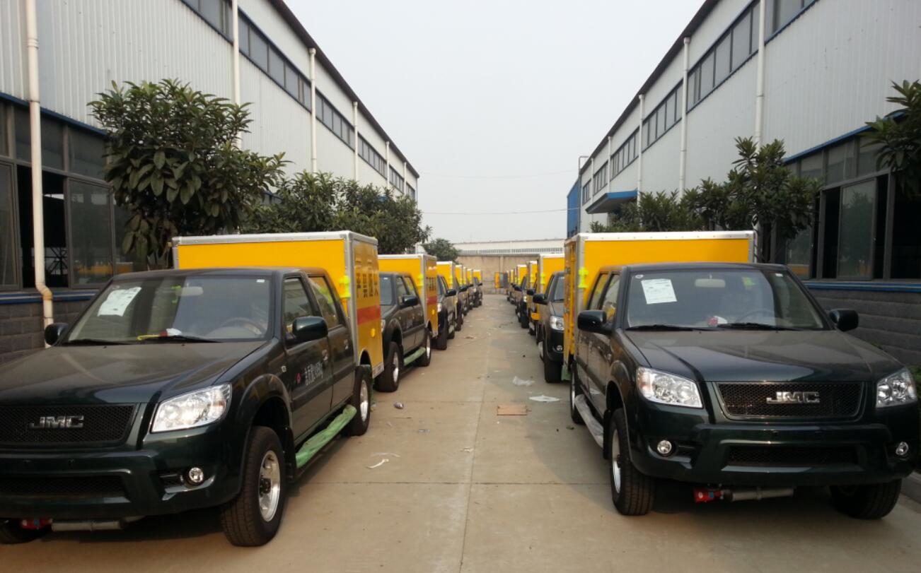 云南昆明爆破公司集中采購(gòu)日產(chǎn)皮卡與江鈴四驅(qū)皮卡炸藥雷管混裝車(chē)