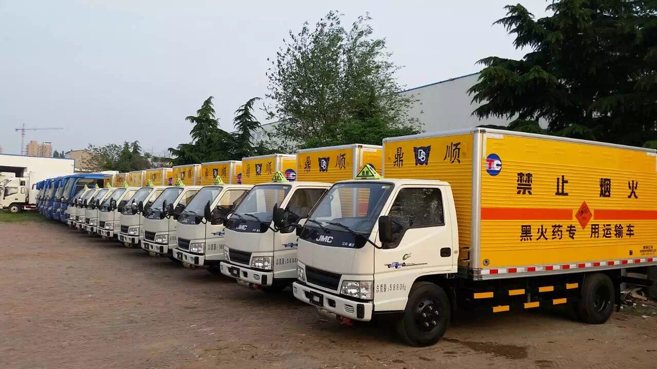 恭賀四川危險(xiǎn)品民爆運(yùn)輸公司購(gòu)買(mǎi)一批江鈴順達(dá)民用爆破器材運(yùn)輸車(chē)