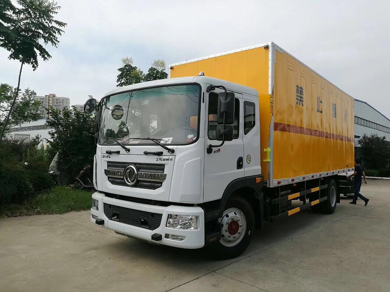 東風(fēng)6.2米/6.8米易燃?xì)怏w廂式運輸車