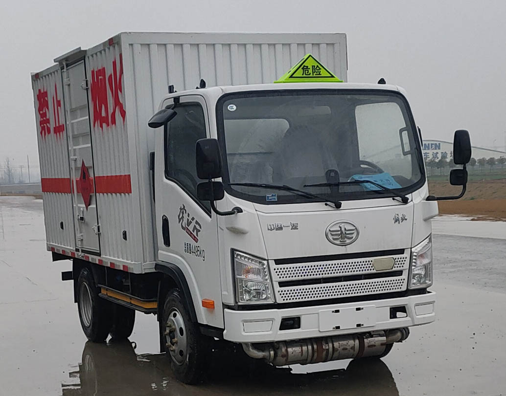 解放牌3.4米易燃?xì)怏w廂式運(yùn)輸車