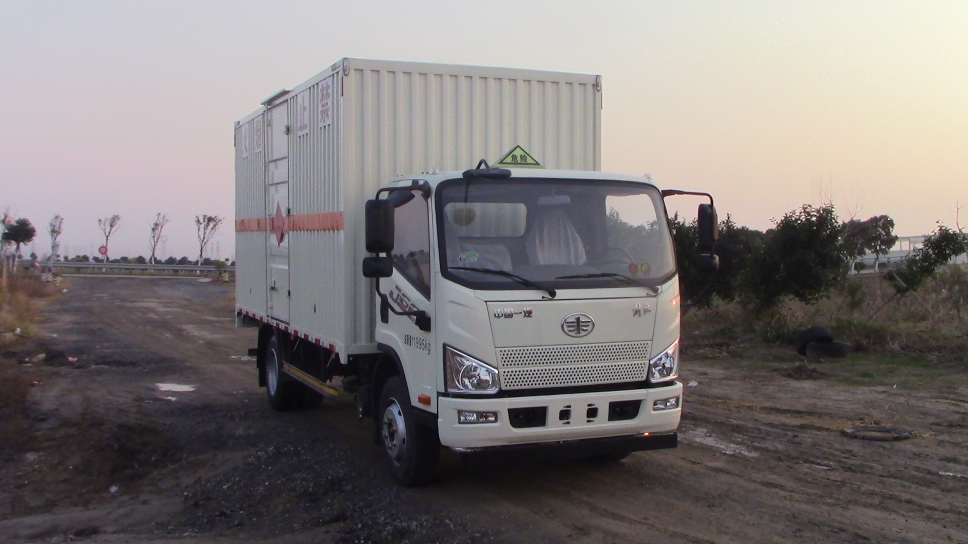 解放牌5.2米易燃?xì)怏w廂式運(yùn)輸車