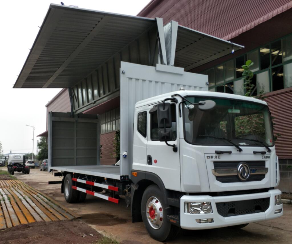 東風(fēng)牌多利卡7.68米翼開啟廂式車