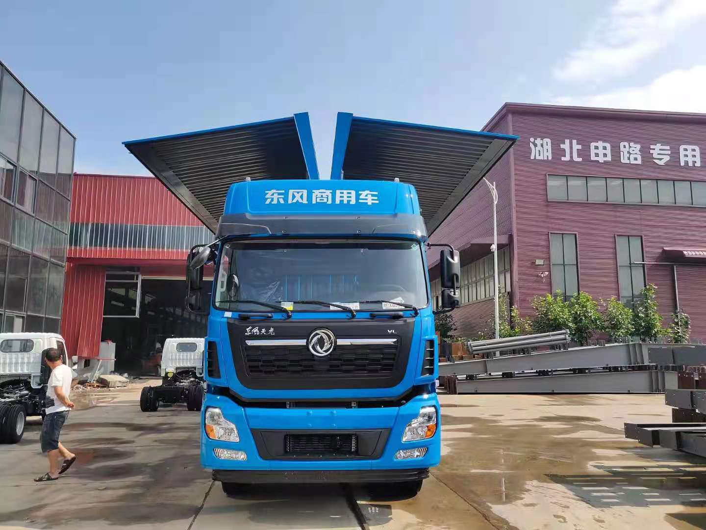 東風(fēng)天龍9.6米翼開啟廂式車